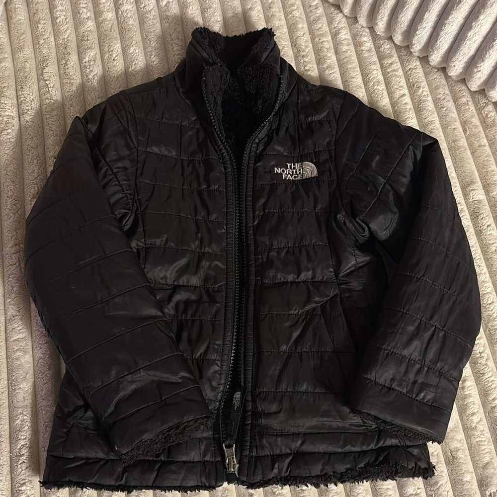 North Face winter jacket. Girls size 5. Used very good condition.